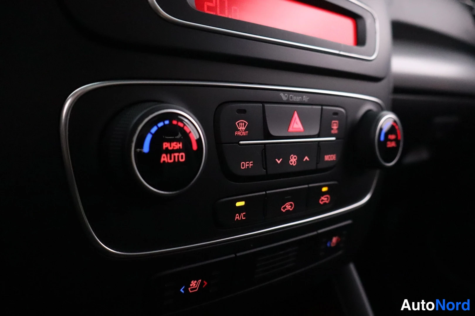 Muu: Autojen ilmastointilaitteen hallintapaneeli, jossa on kaksi nuppia (PUSH AUTO), napit A/C, OFF ja tilan valinta, sekä merkkivalo Clean Air.