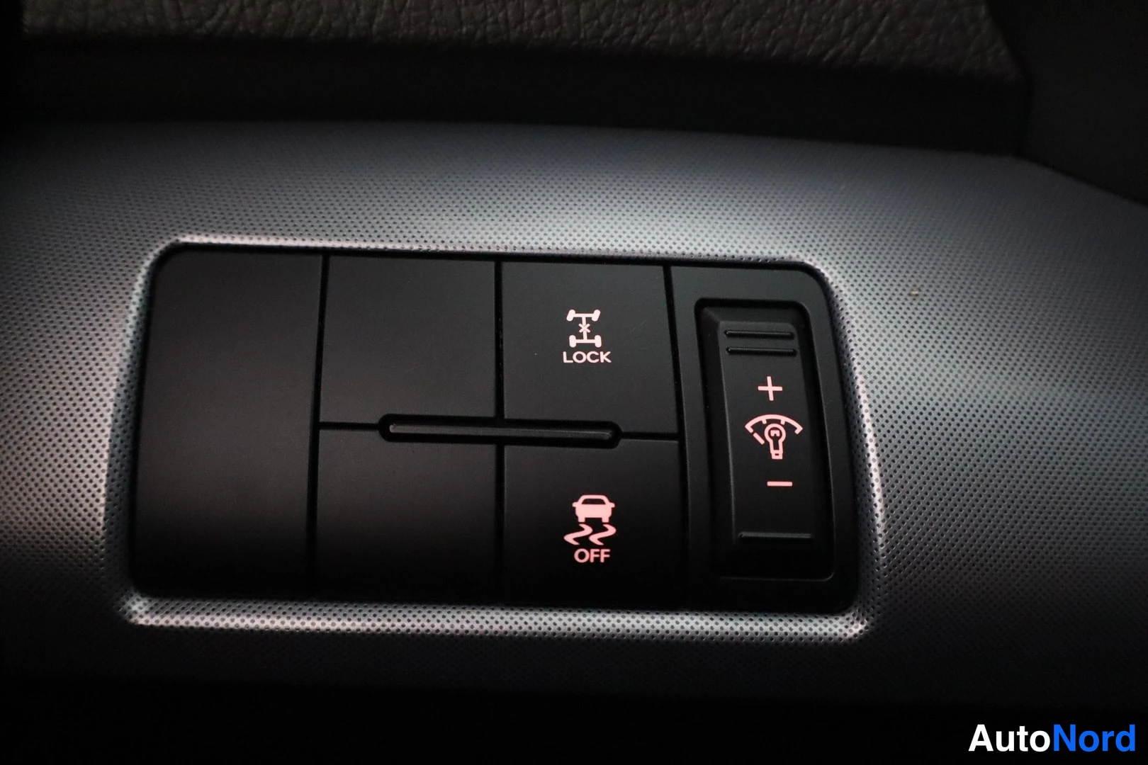 Yksityiskohta: Takapaneelin kytkinnapit: AWD LOCK, mäkijarrutusavustin ja vakaudenhallinnan OFF-kytkin sekä valaistuksen säädin.