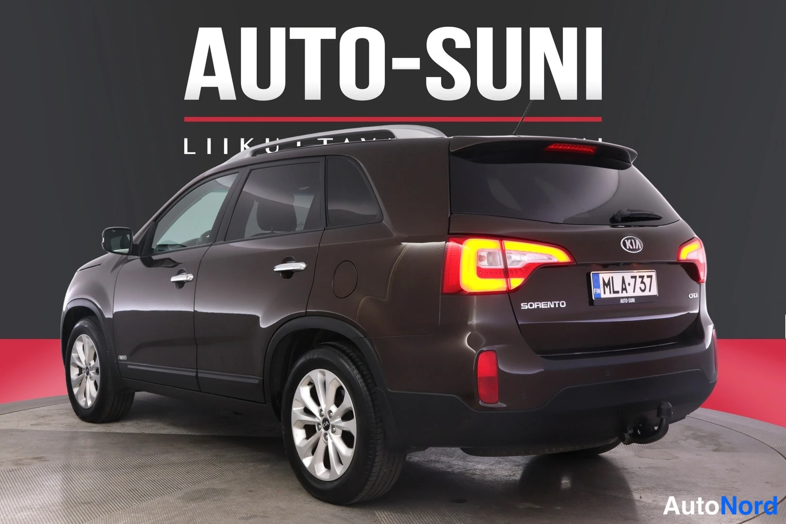 Takaviisto: Kia Sorento takakulma oikealta, tummanruskea