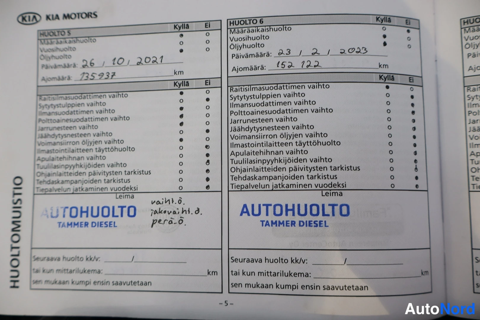 Asiakirja: Kia-huoltokirjan sivu, huolto 5 (2021) ja huolto 6 (2023) merkinnät Autohuolto Tammer Diesel -leimalla