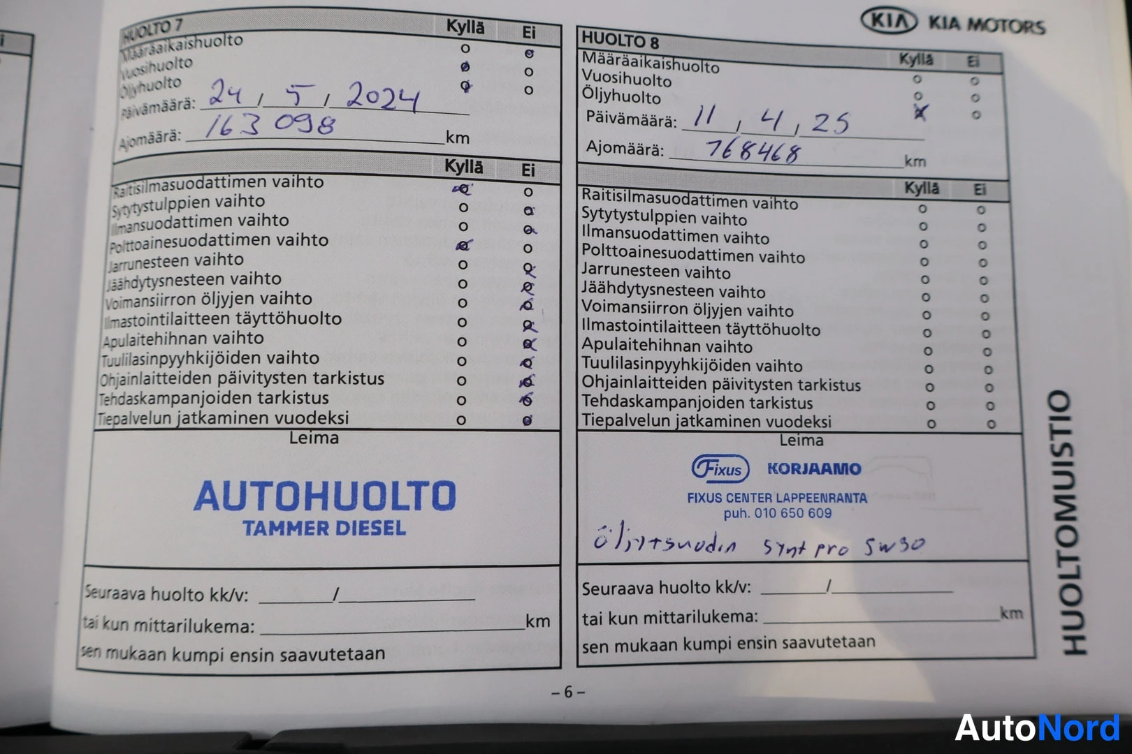 Asiakirja: Kia-huoltokirjan sivu, huolto 7 (2024) ja huolto 8 (2025) merkinnät, jälkimmäinen öljynsuodatinvaihto Korjaamo Fixus -leimalla