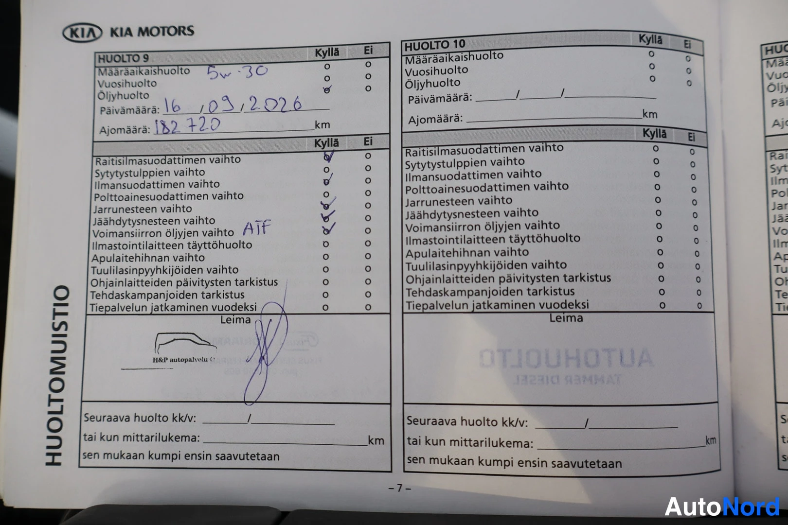 Asiakirja: Huoltokirjan sivu 7: Kia Motorsin huoltomuistio, Huolto 9 täytetty päivämäärällä 16.03.2026 ja ajomäärällä 182 720 km, useita huoltokohtia rastitettu ja leima H