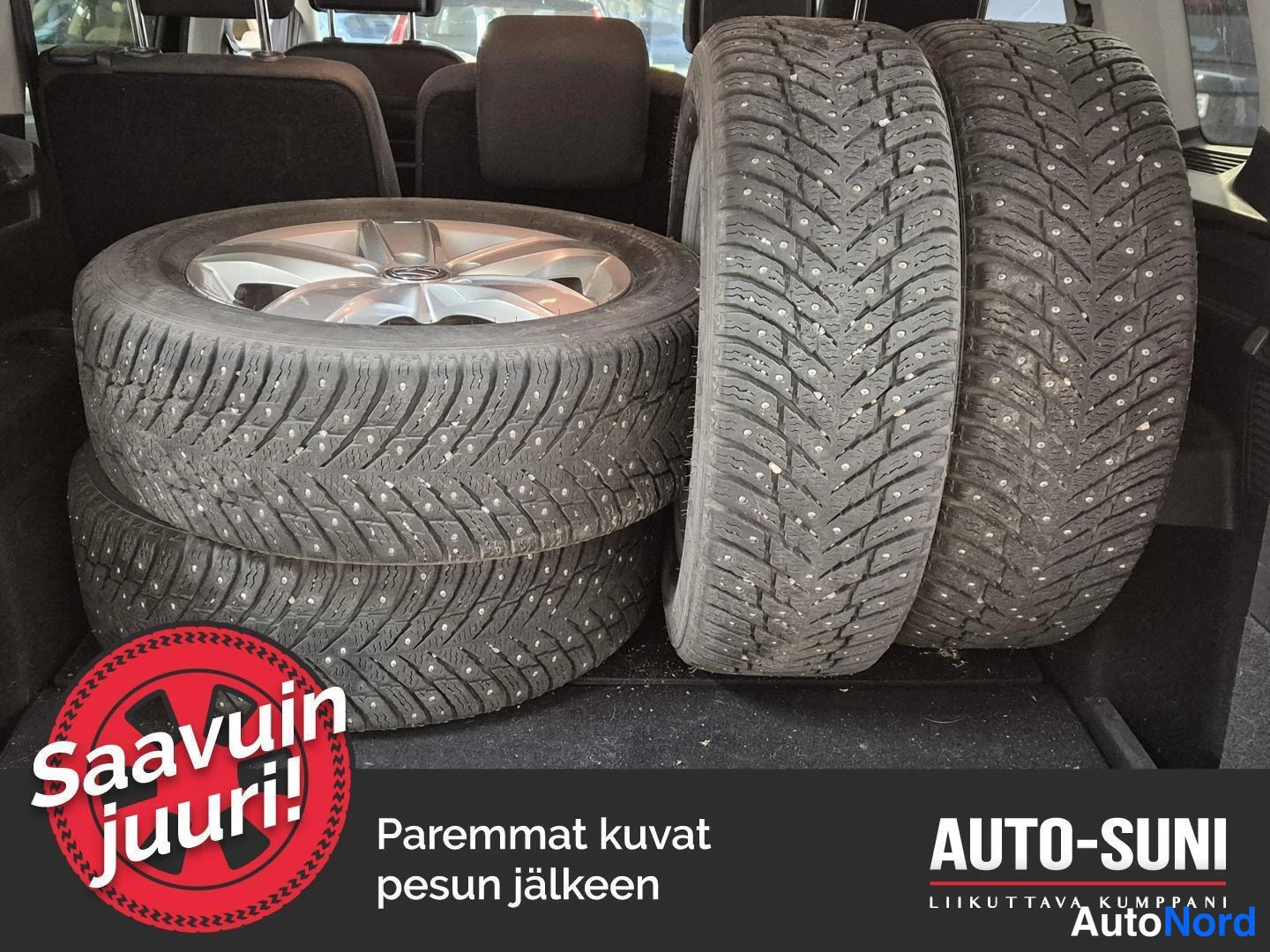 Muu: Auton tavaratila, jossa neljä nastarengasta vanteilla.