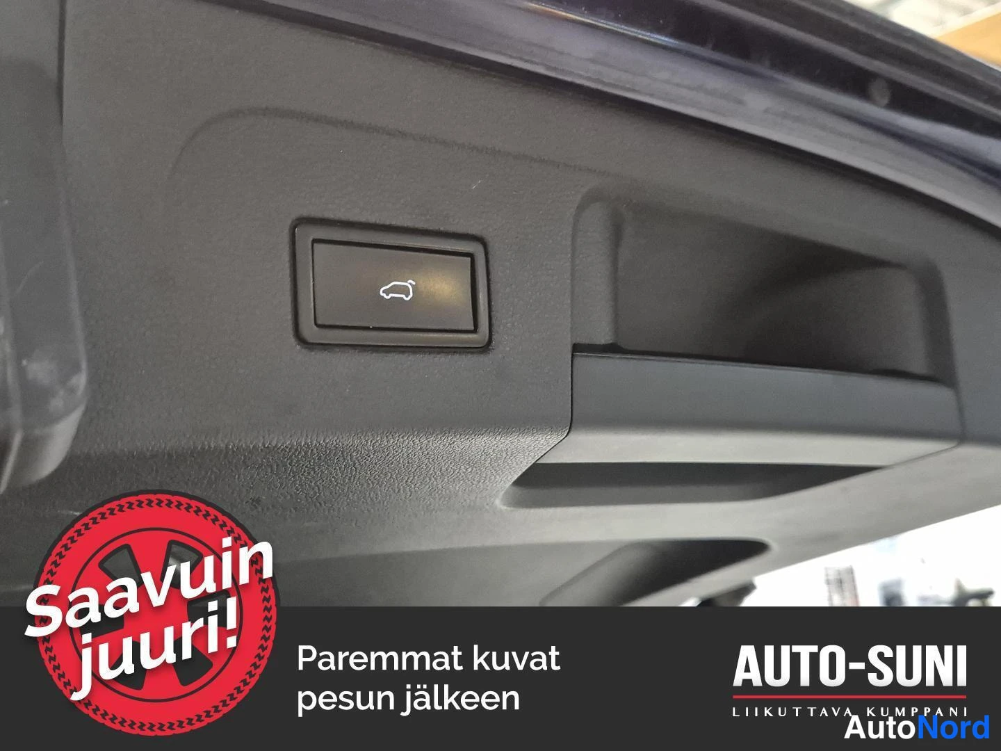 Yksityiskohta: Tavaratilan kansiluukun automaattisen avaamisen painike taustapeilin alapuolisessa paneelissa.