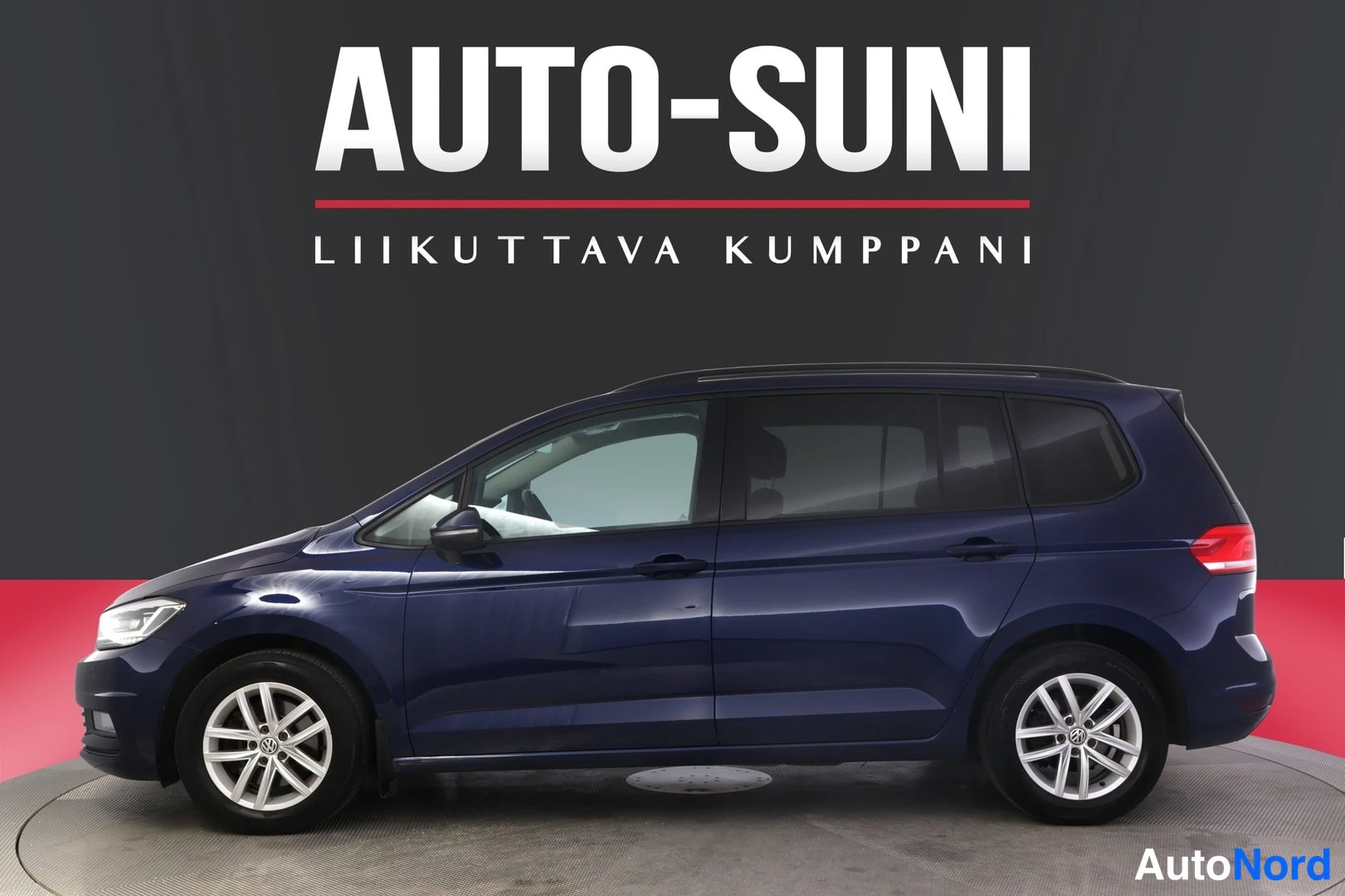 Sininen Volkswagen Touran 2017, etuviisto, keula vasemmalle, kuva 2