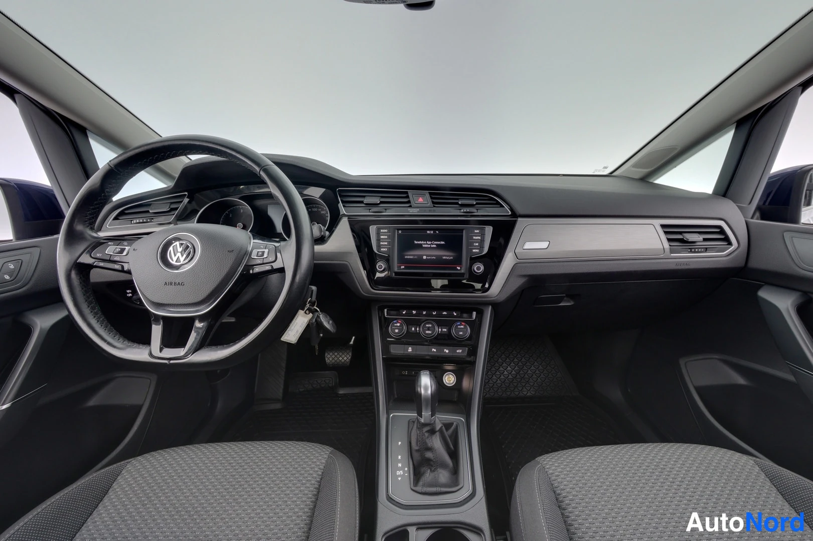 Sininen Volkswagen Touran 2017, kuva 7