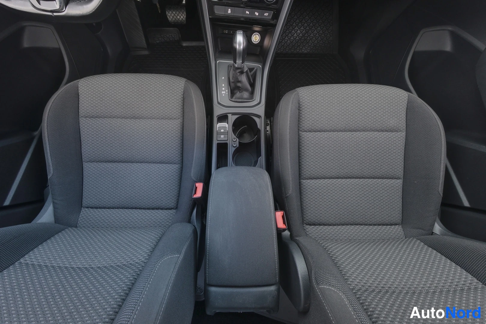 Sininen Volkswagen Touran 2017, kuva 9