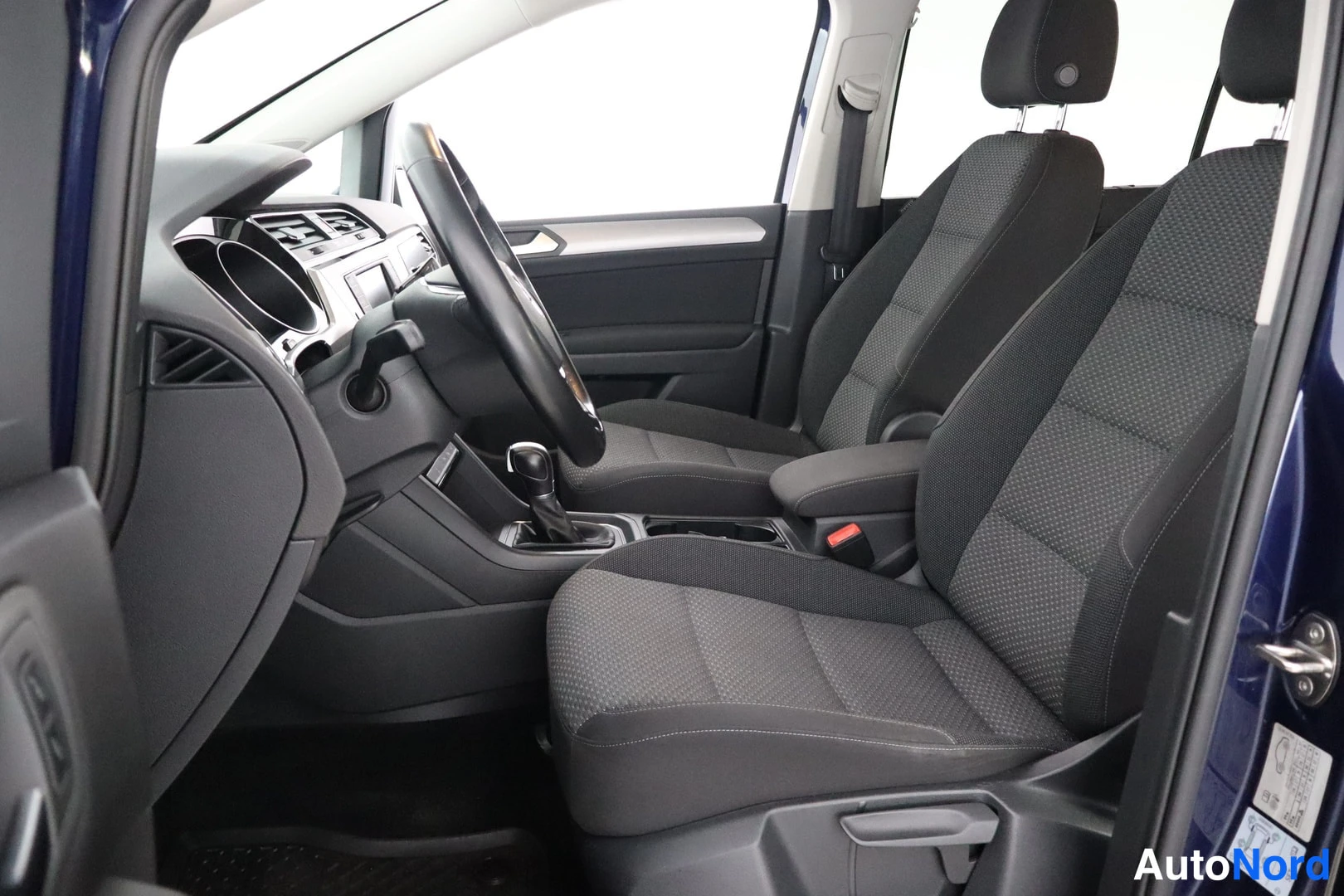 Sininen Volkswagen Touran 2017, kuva 10