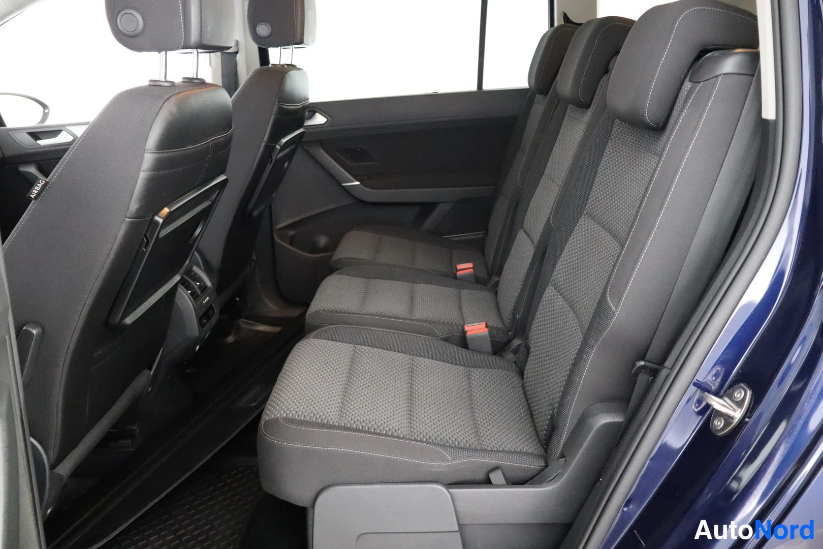 Sininen Volkswagen Touran 2017, kuva 11