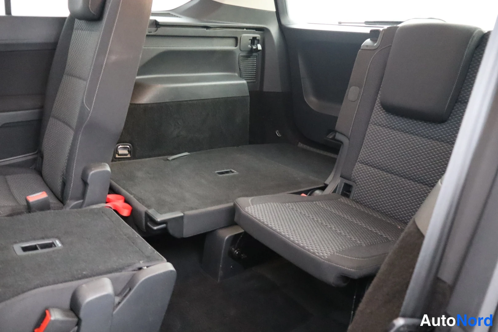 Sininen Volkswagen Touran 2017, kuva 12