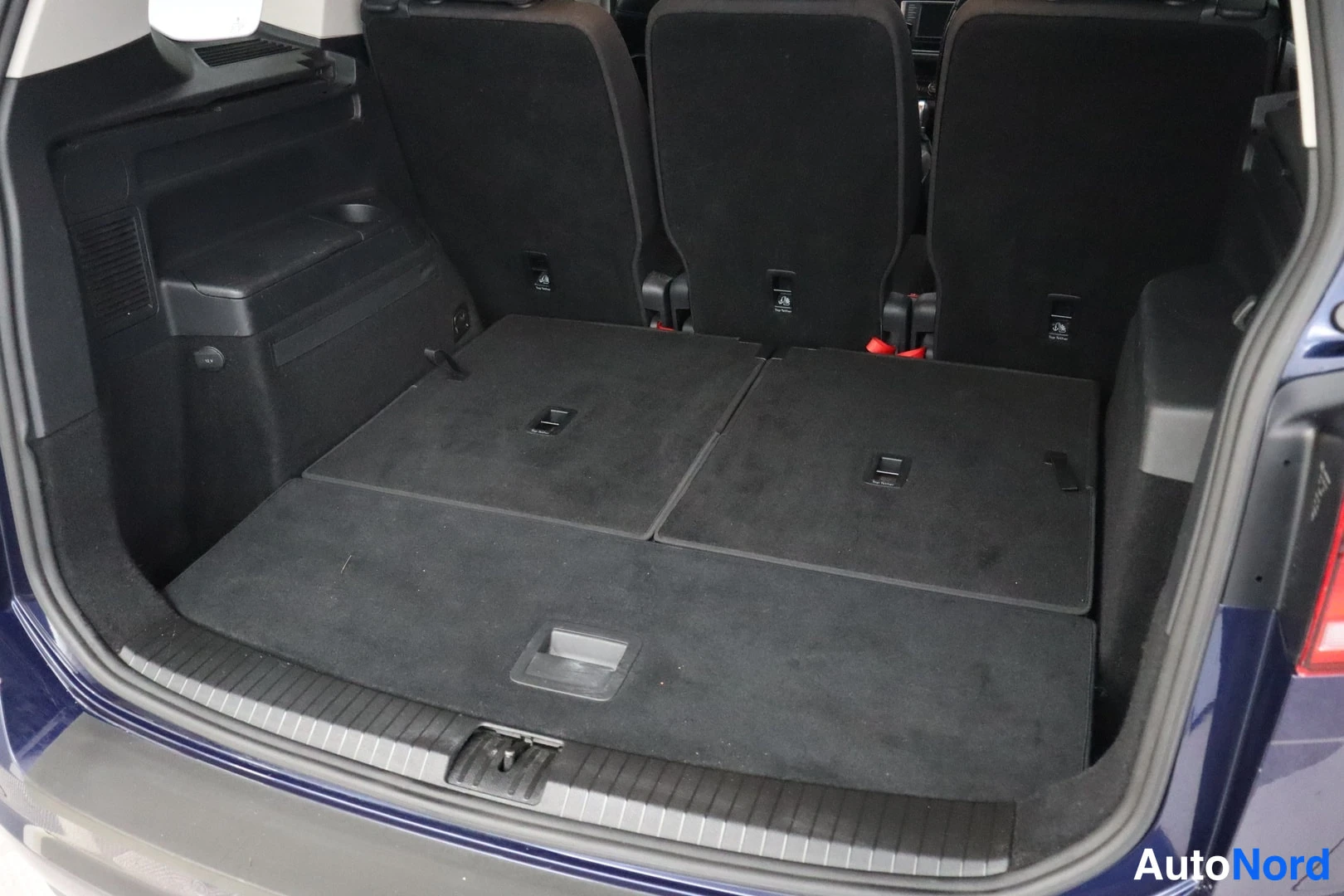 Sininen Volkswagen Touran 2017, kuva 13