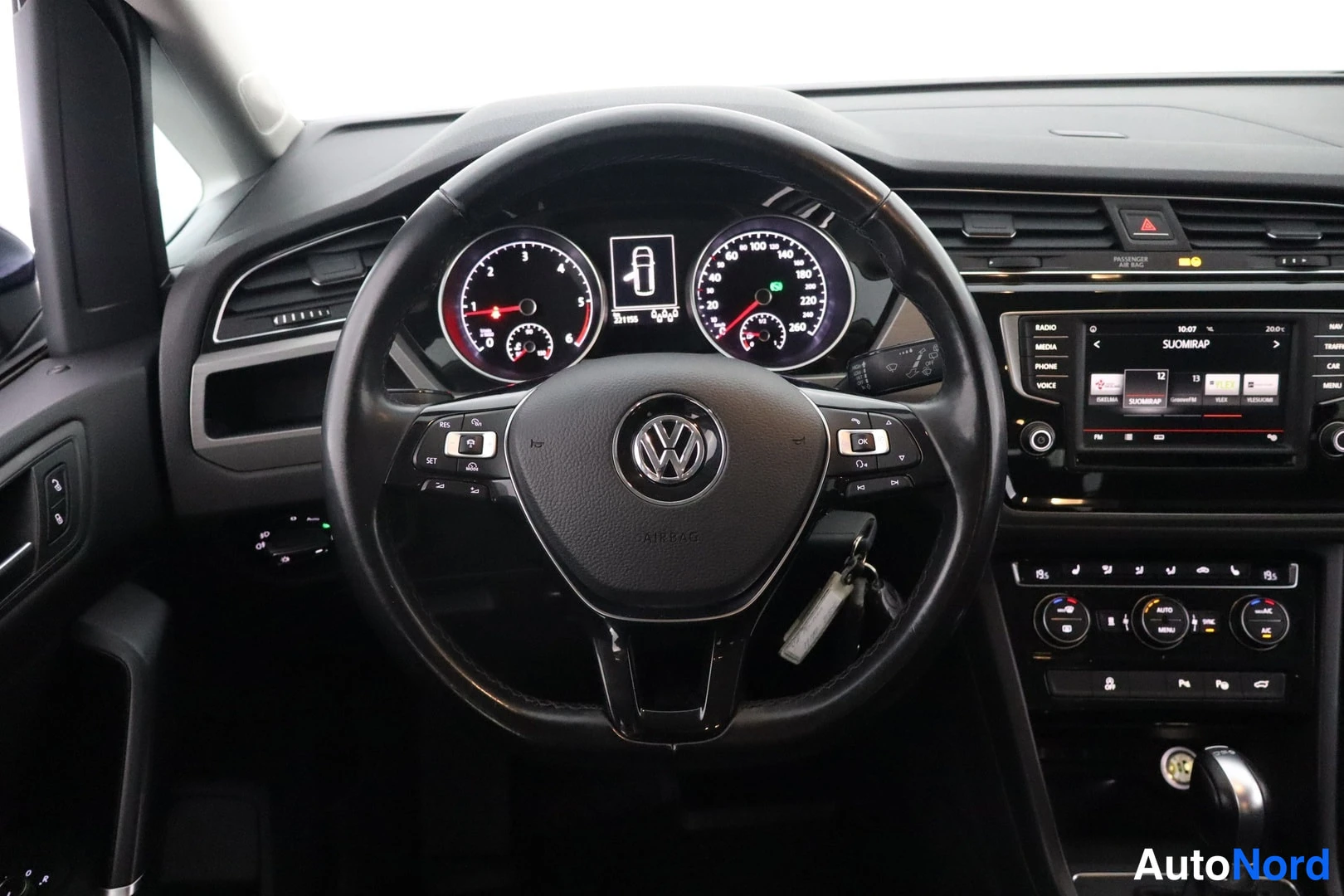 Sininen Volkswagen Touran 2017, kuva 15