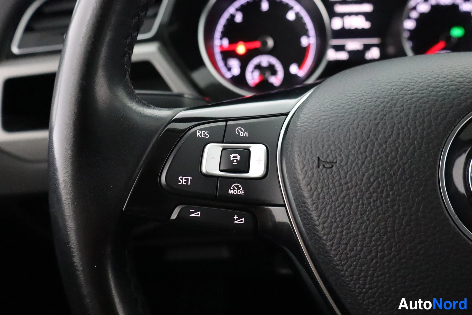 Sininen Volkswagen Touran 2017, kuva 16
