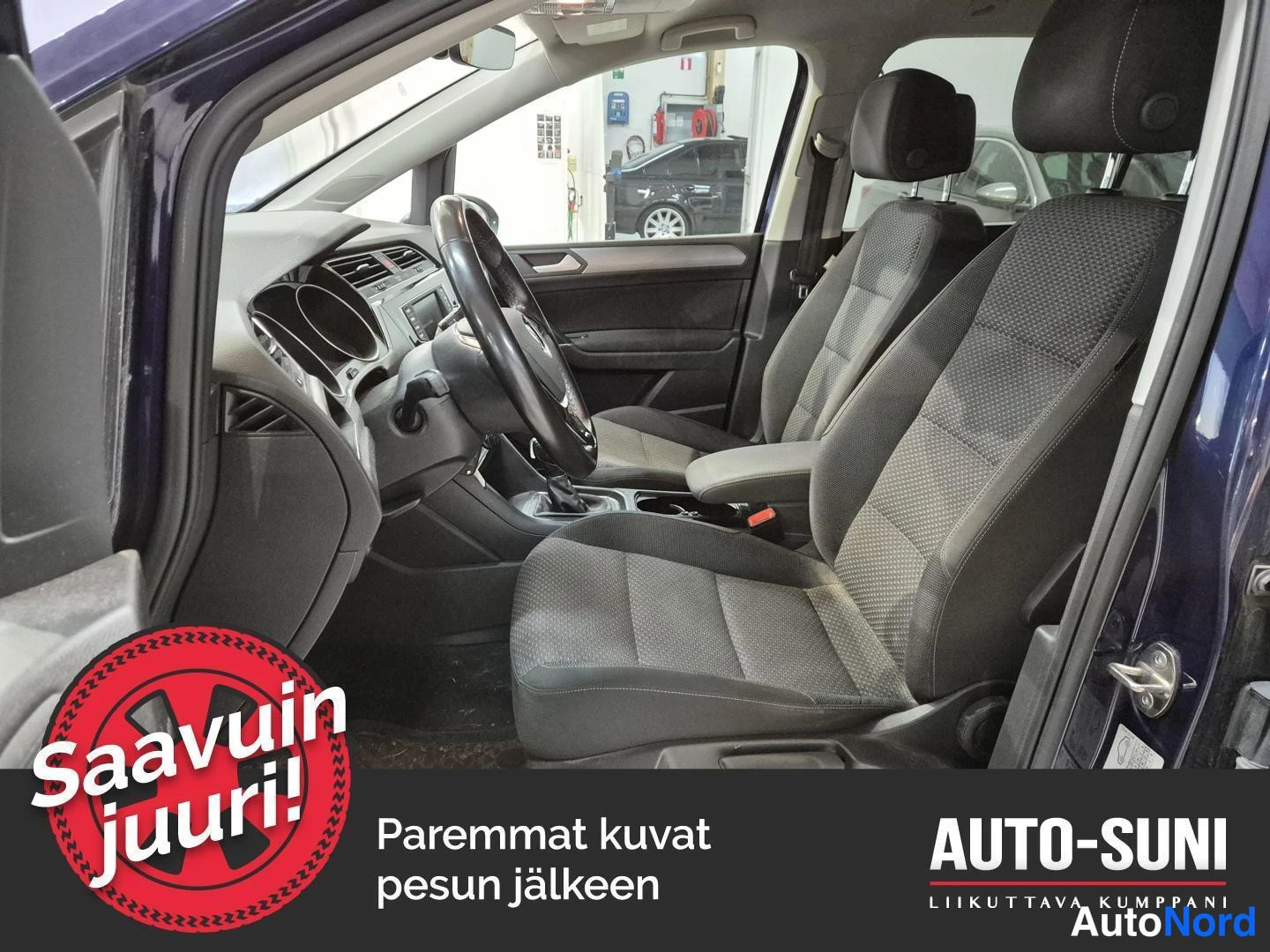Etuviisto, nokka vasemmalle: Volkswagenin etupenkit ja kojelauta kuljettajanoven aukiessa, kankaat istuimet.
