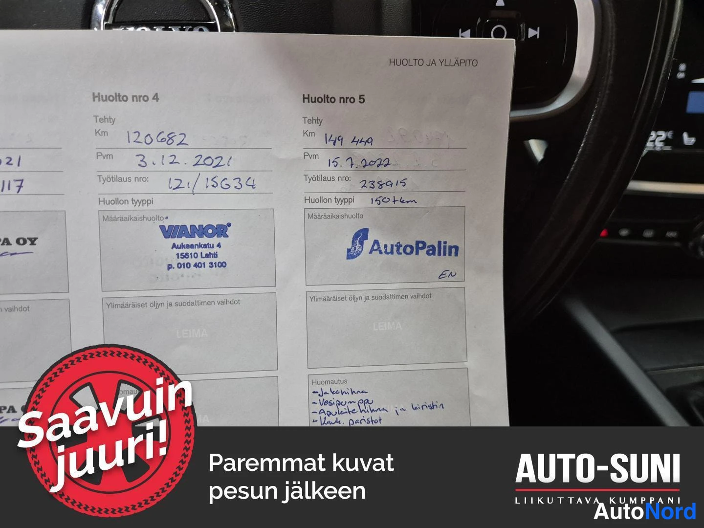 Muu: Huoltokirjan sivu: Huolto nro 4 (km 120682, pvm 3.12.2021, Vianor Lahti) ja Huolto nro 5 (km 149449, pvm 15.7.2022, AutoPalin), taustalla ohjauspyörä.