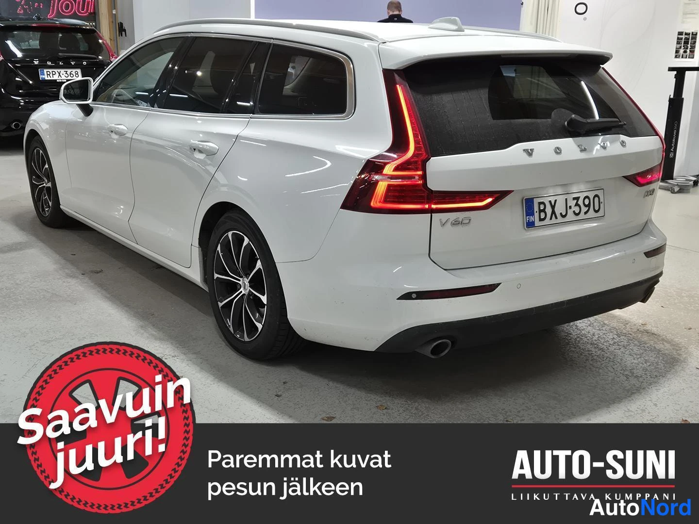 Takaviisto: Valkoisen farmariauton takakulma: rekisterikilpi, V60-merkintä ja Volvo-teksti takaluukussa.