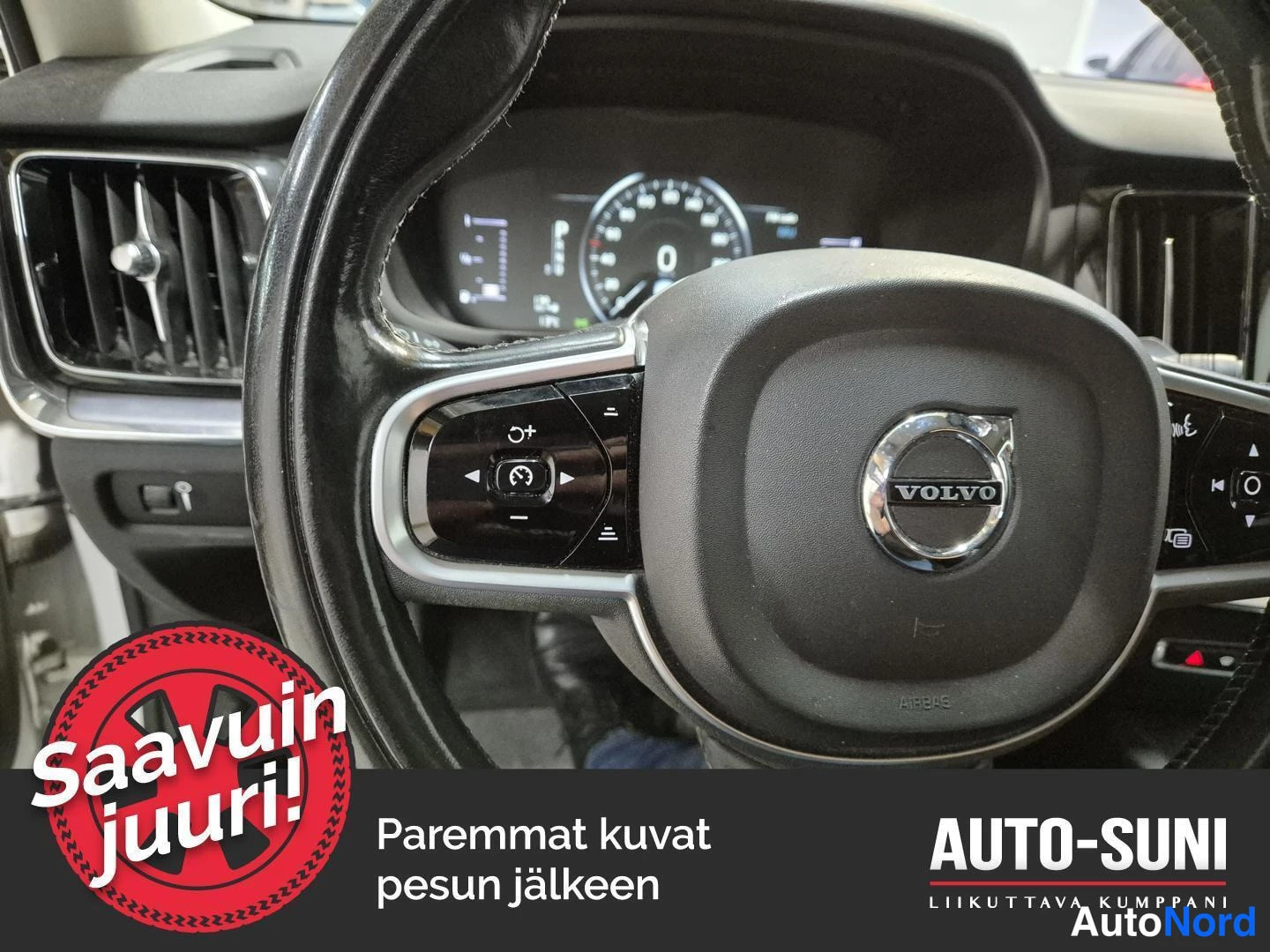 Muu: Volvon ohjauspyörä ja kojelautanäyttö, jonka nopeusmittari näyttää nollaa. Kulmassa myyjän mainosmerkintä 'Saavuin juuri!' ja 'Auto-Suni'.