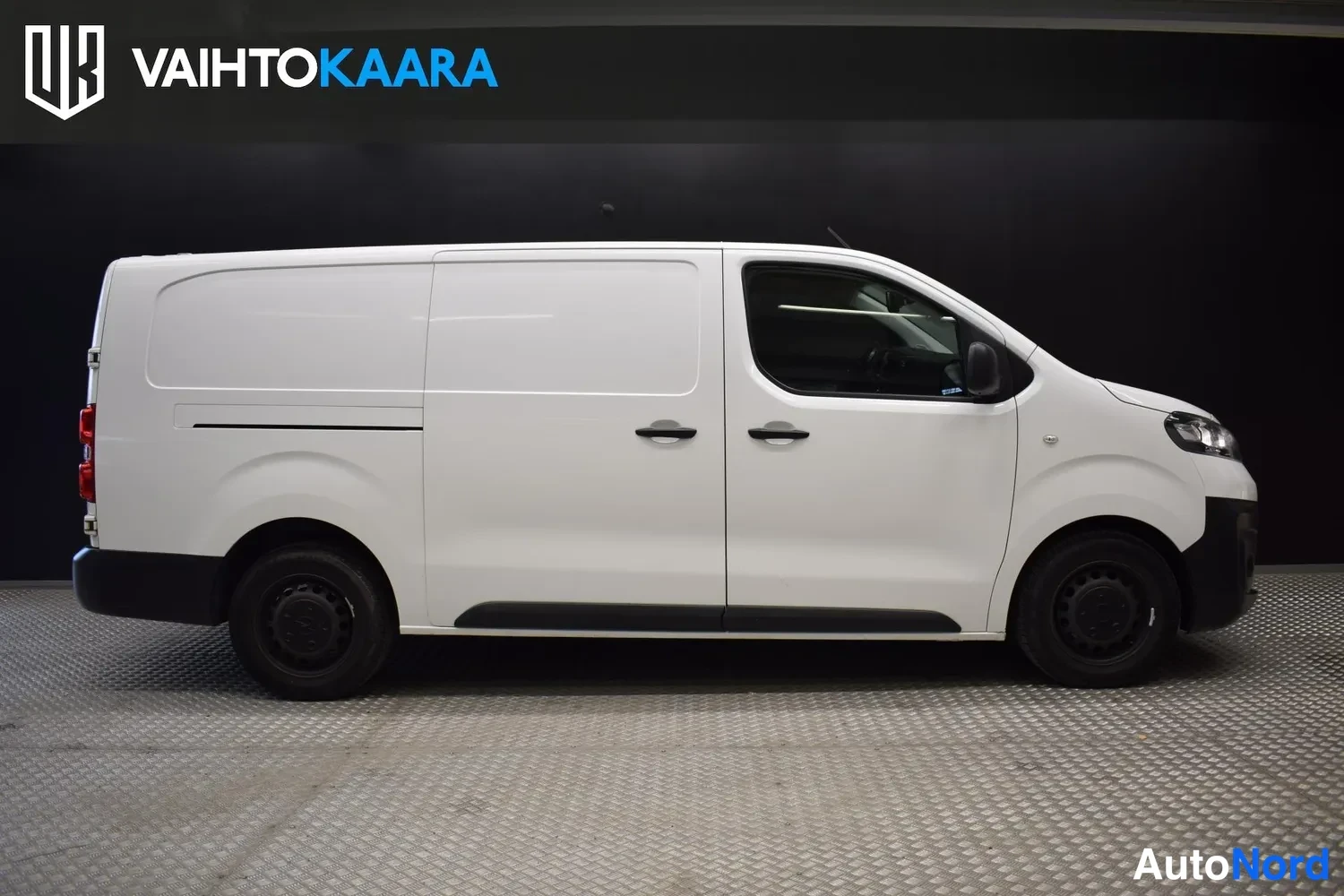 Valkoinen Opel Vivaro 2020, etuviisto, keula oikealle, kuva 4