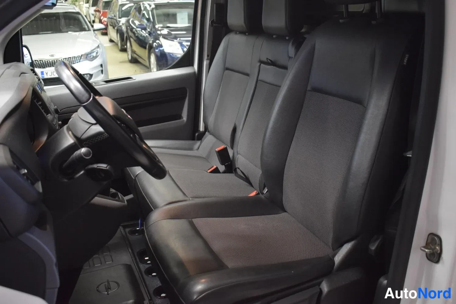 Valkoinen Opel Vivaro 2020, etuistuimet, kuva 9