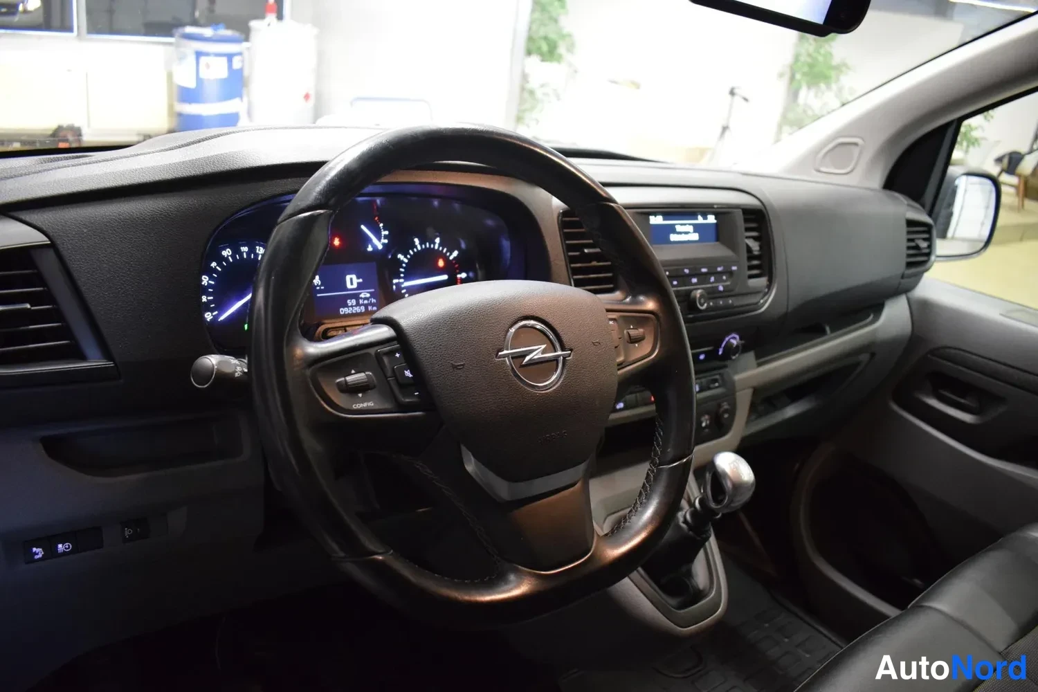 Valkoinen Opel Vivaro 2020, ohjaamo, kuva 8