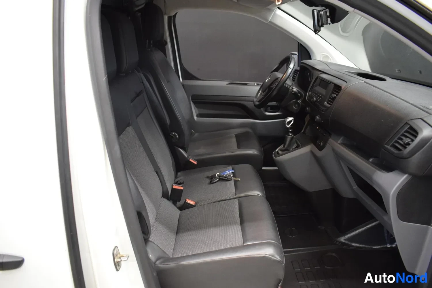 Valkoinen Opel Vivaro 2020, etuistuimet, kuva 10