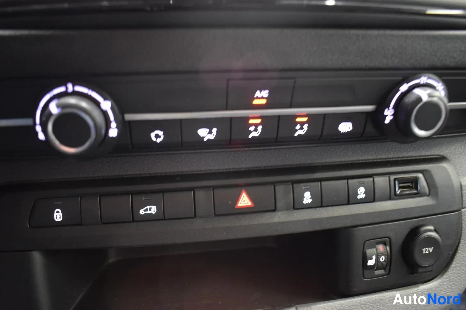 Valkoinen Opel Vivaro 2020, yksityiskohta, kuva 13