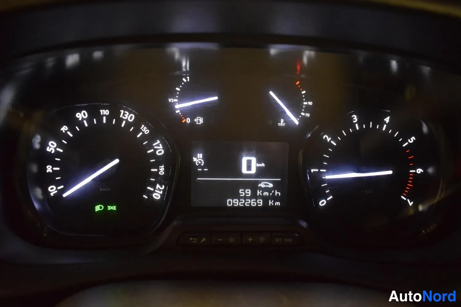 Valkoinen Opel Vivaro 2020, yksityiskohta, kuva 17