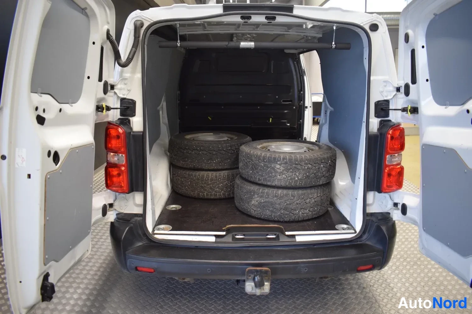 Valkoinen Opel Vivaro 2020, tavaratila, kuva 12