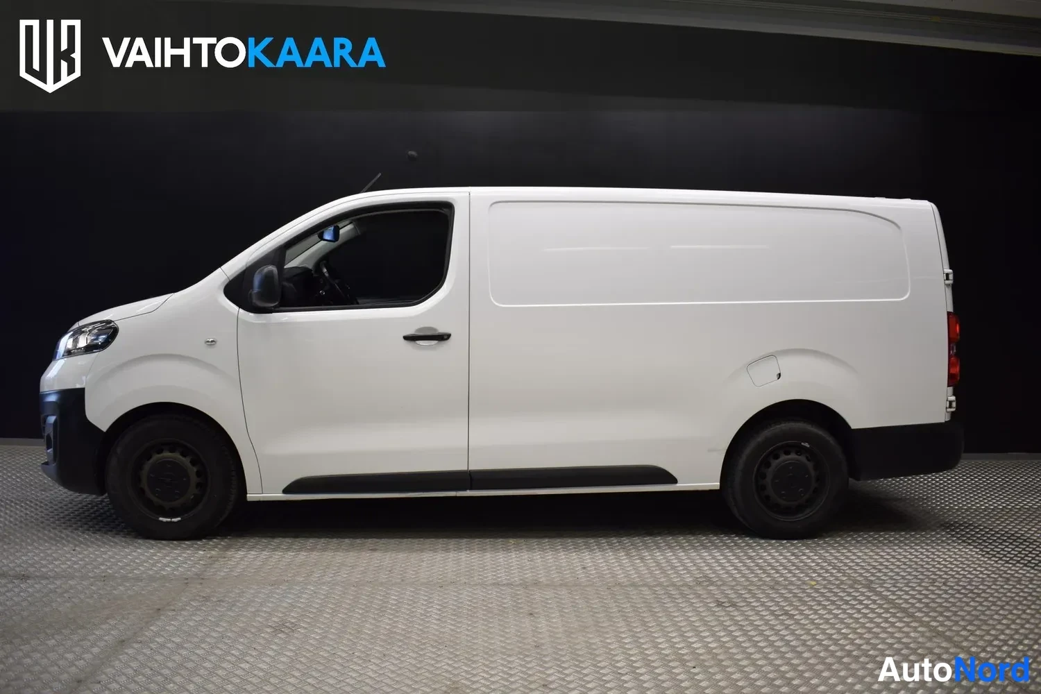 Valkoinen Opel Vivaro 2020, etuviisto, keula vasemmalle, kuva 3