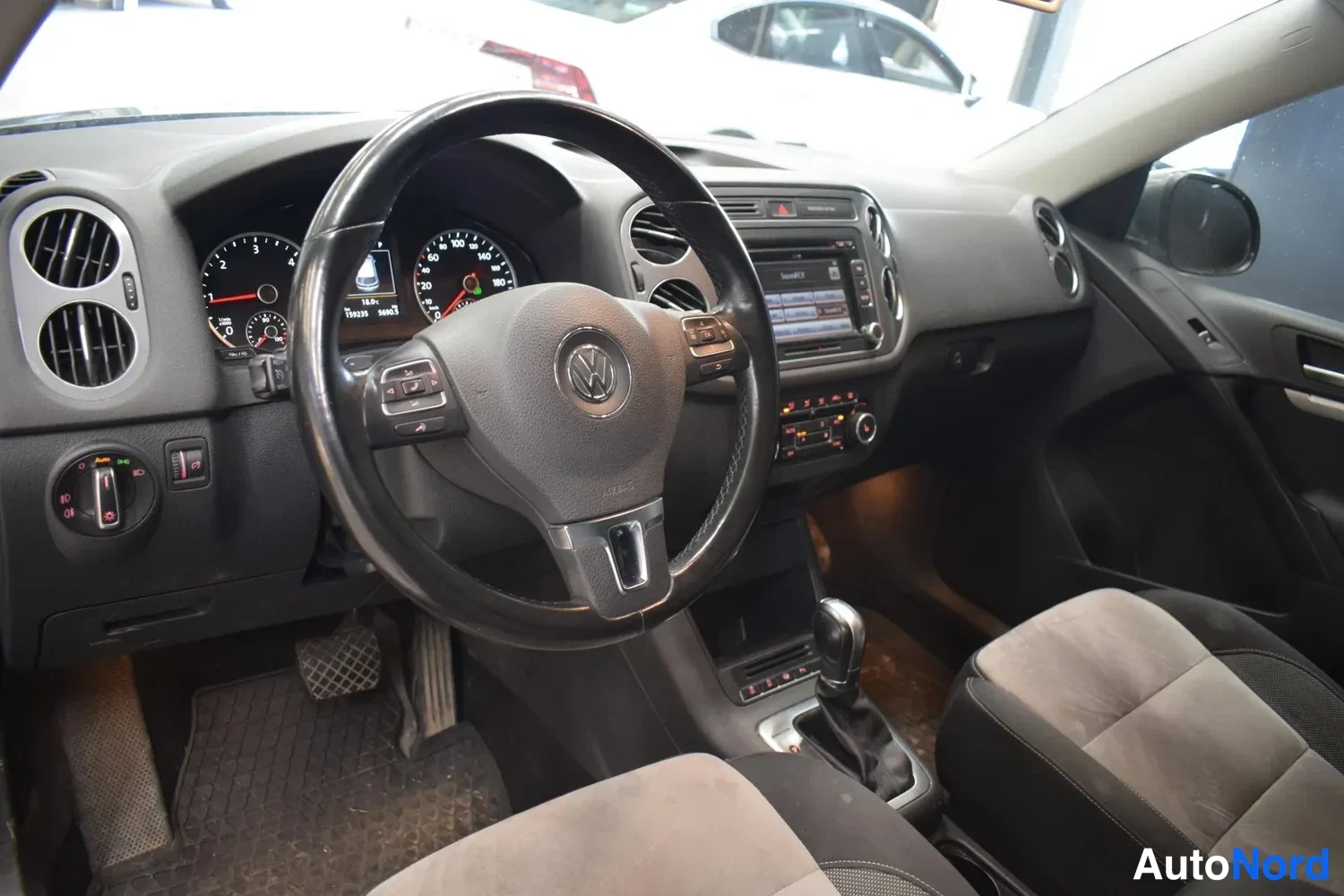 Harmaa Volkswagen Tiguan 2015, kuva 8