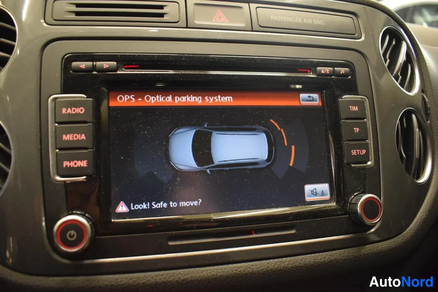 Harmaa Volkswagen Tiguan 2015, yksityiskohta, kuva 4
