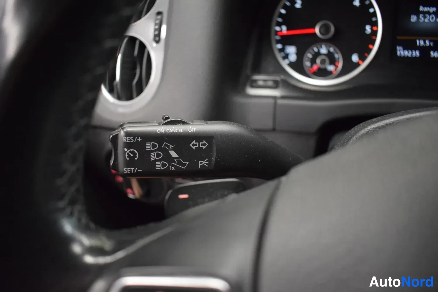 Harmaa Volkswagen Tiguan 2015, yksityiskohta, kuva 6