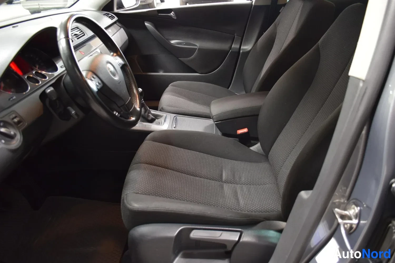 Harmaa Volkswagen Passat Variant 2007, etuistuimet, kuva 12