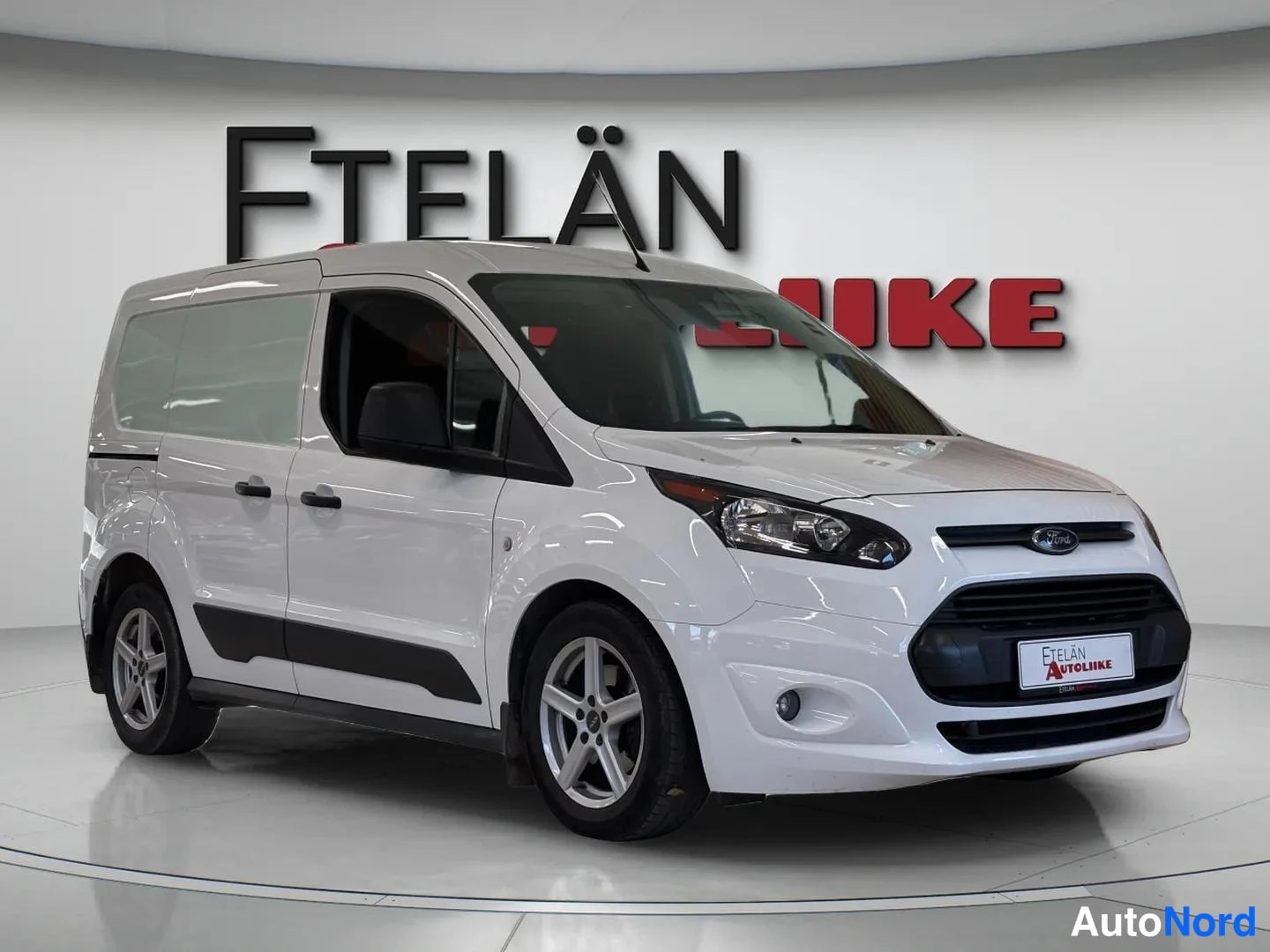 Etuviisto, nokka oikealle: Ford Transit Connect -pakettiauto edestä oikealta kuvattuna valokuvastudiossa