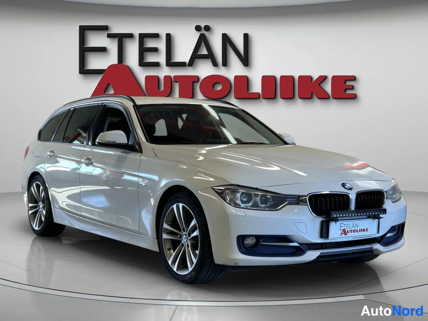 Valkoinen BMW 320d xDrive 2014, etuviisto, keula oikealle, kuva 2