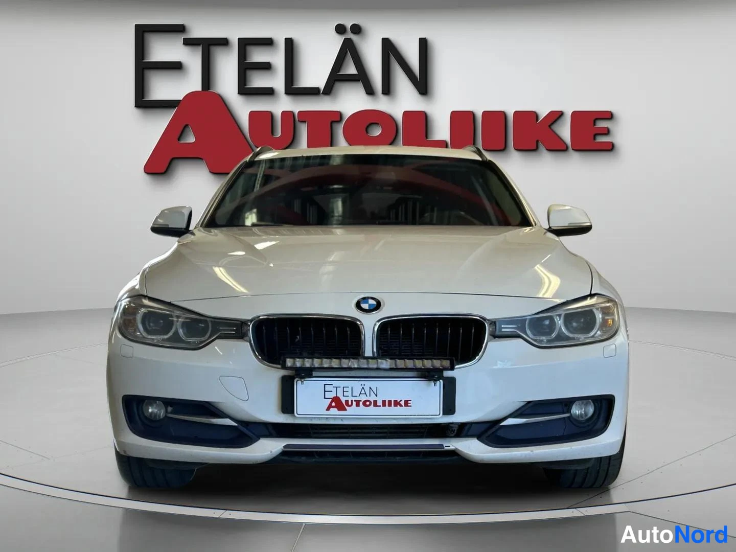Valkoinen BMW 320d xDrive 2014, edestä, kuva 4