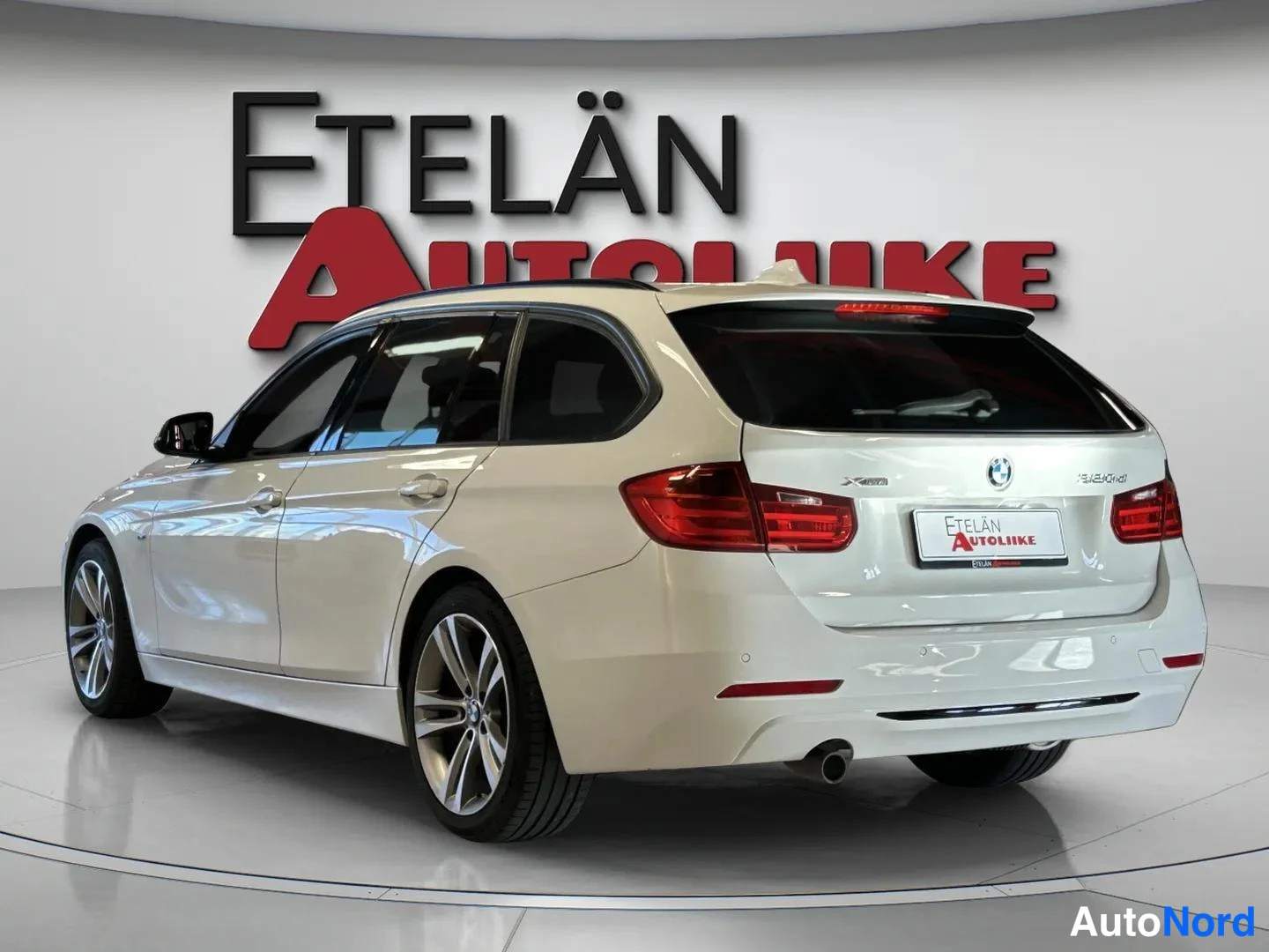 Valkoinen BMW 320d xDrive 2014, takaviisto, kuva 6