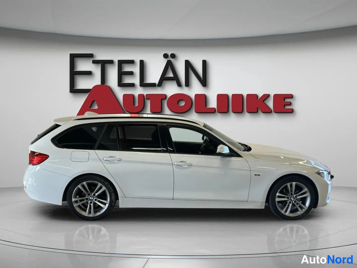 Valkoinen BMW 320d xDrive 2014, etuviisto, keula oikealle, kuva 3