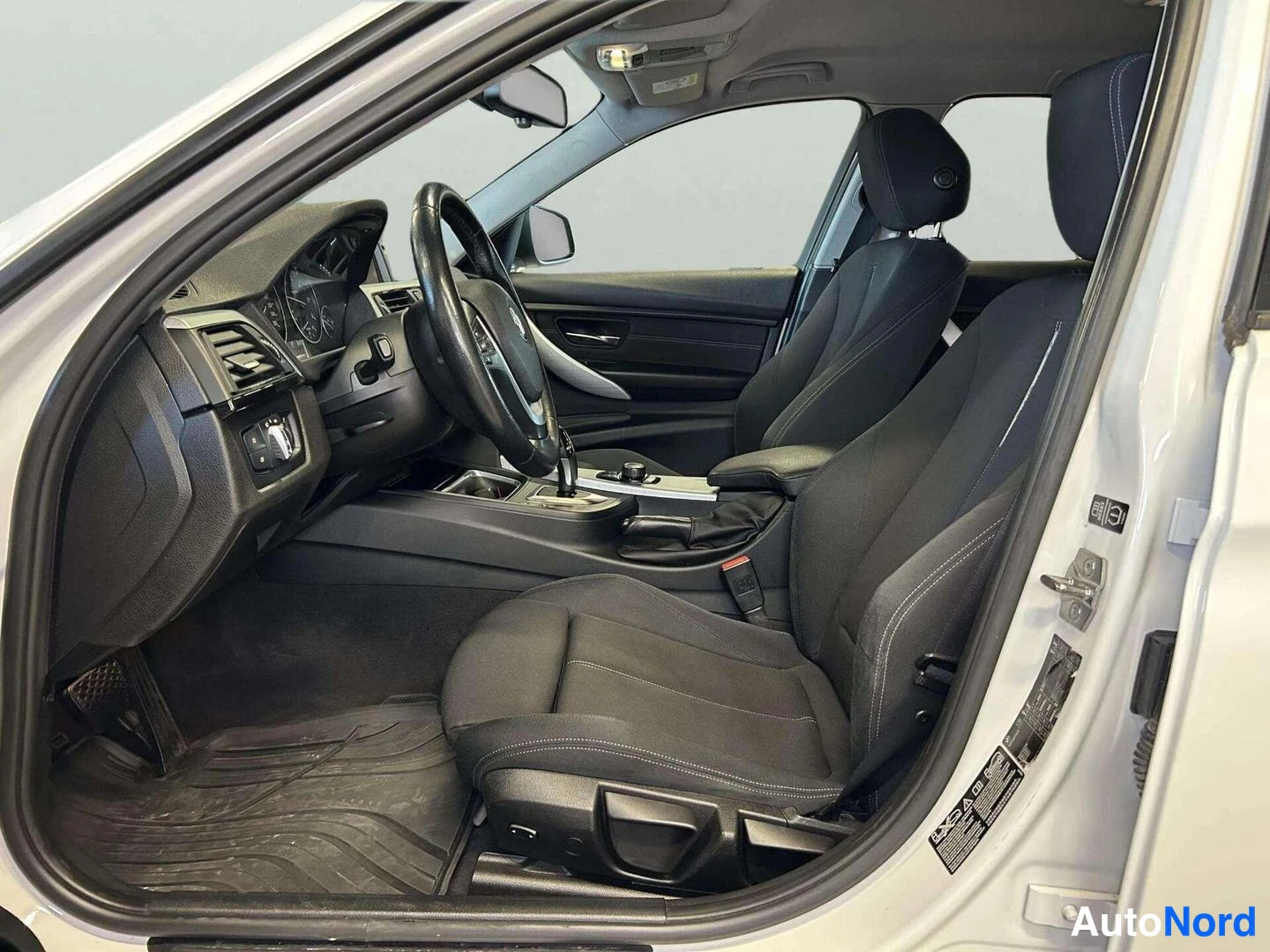 Valkoinen BMW 320d xDrive 2014, kuva 10