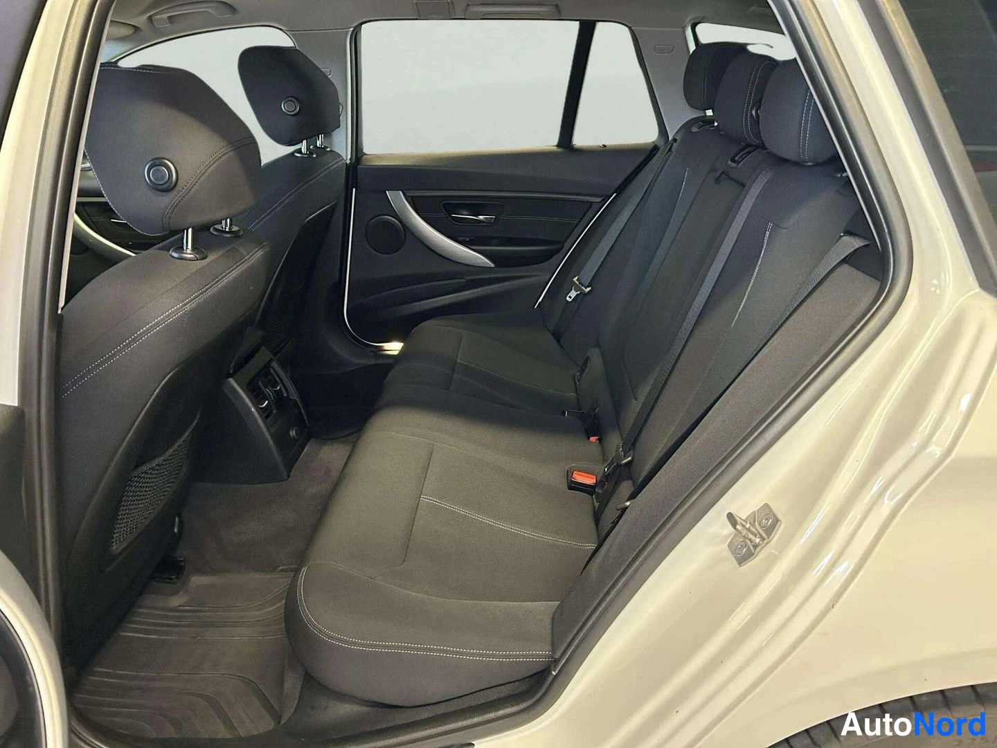 Valkoinen BMW 320d xDrive 2014, kuva 15