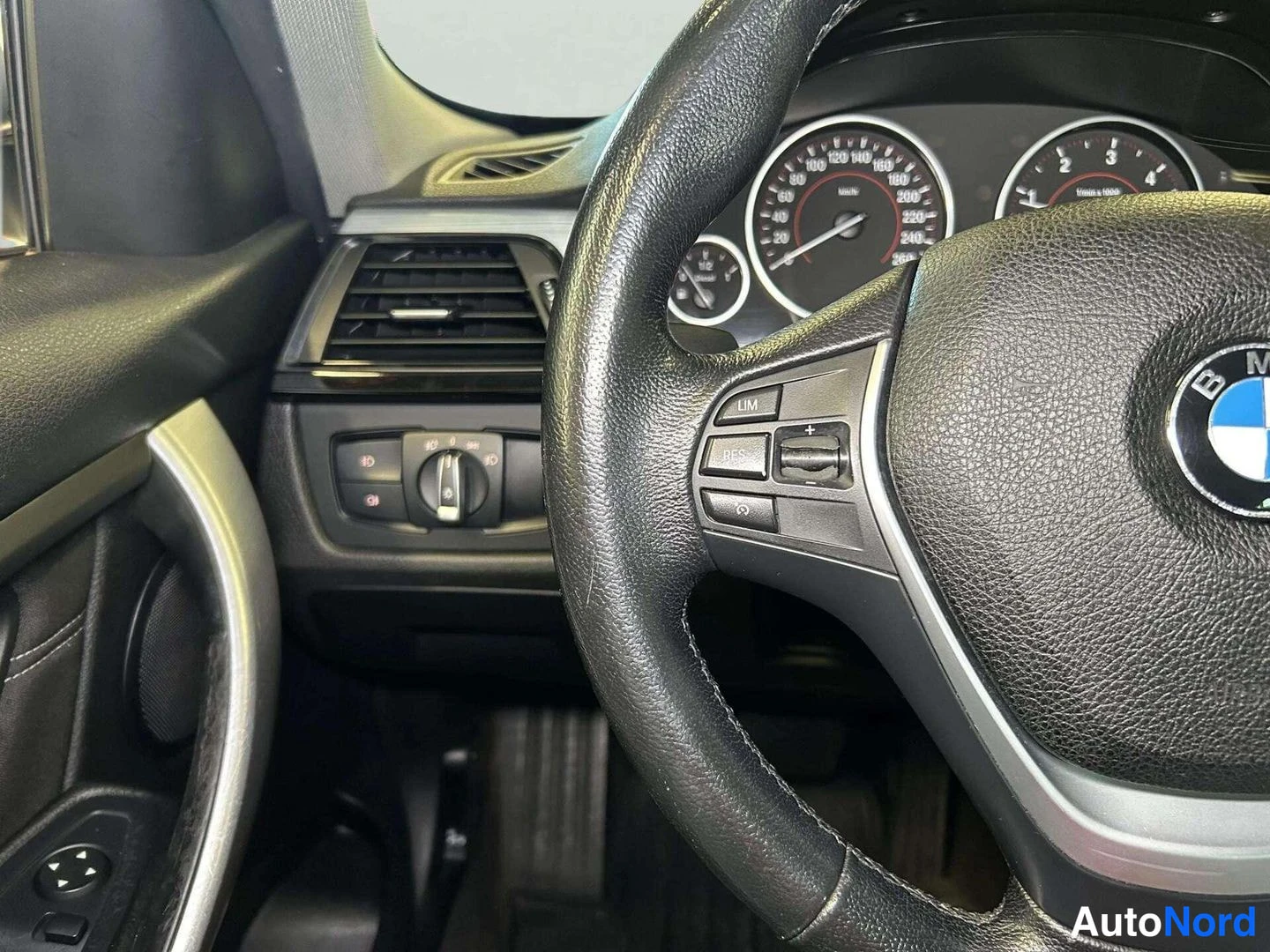 Valkoinen BMW 320d xDrive 2014, kuva 18