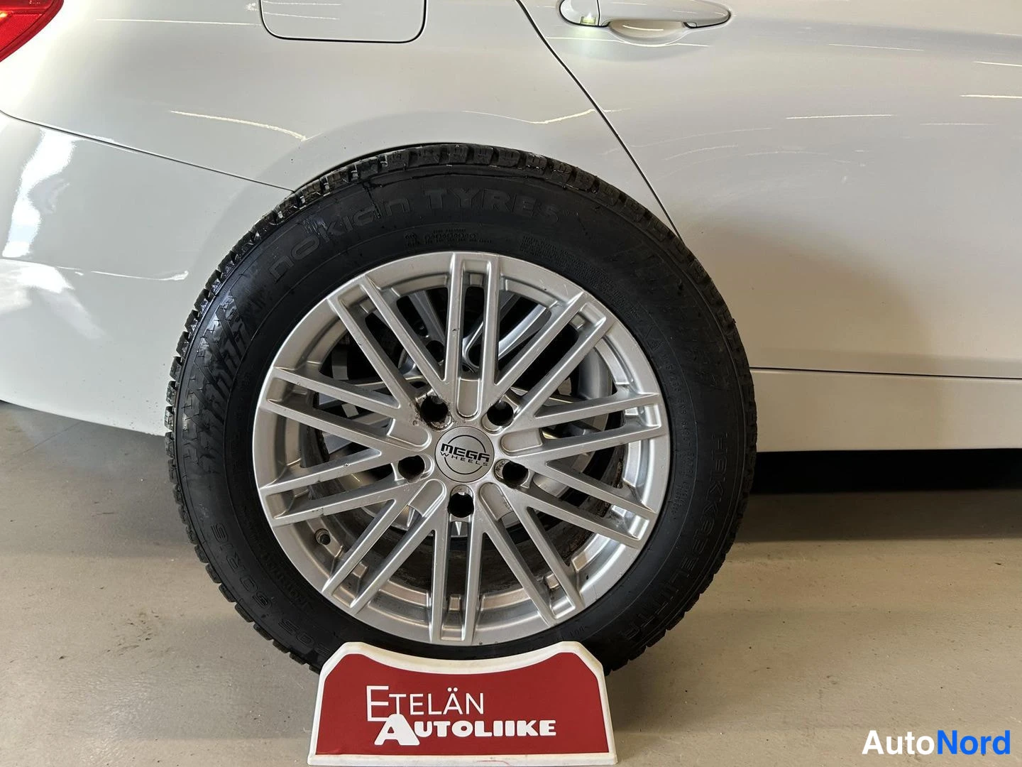 Valkoinen BMW 320d xDrive 2014, takaviisto, kuva 8