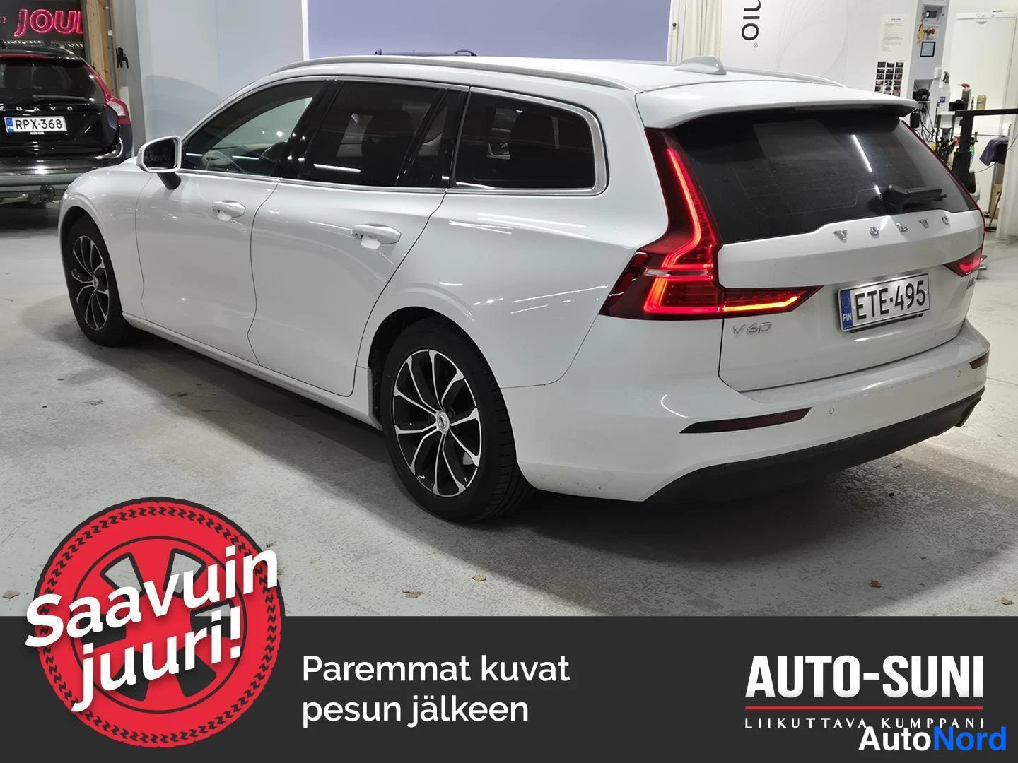 Takaviisto: Valkoisen farmariauton takaosa ja sivu oikealta, V60-merkintä takaluukussa, rekisterikilpi.