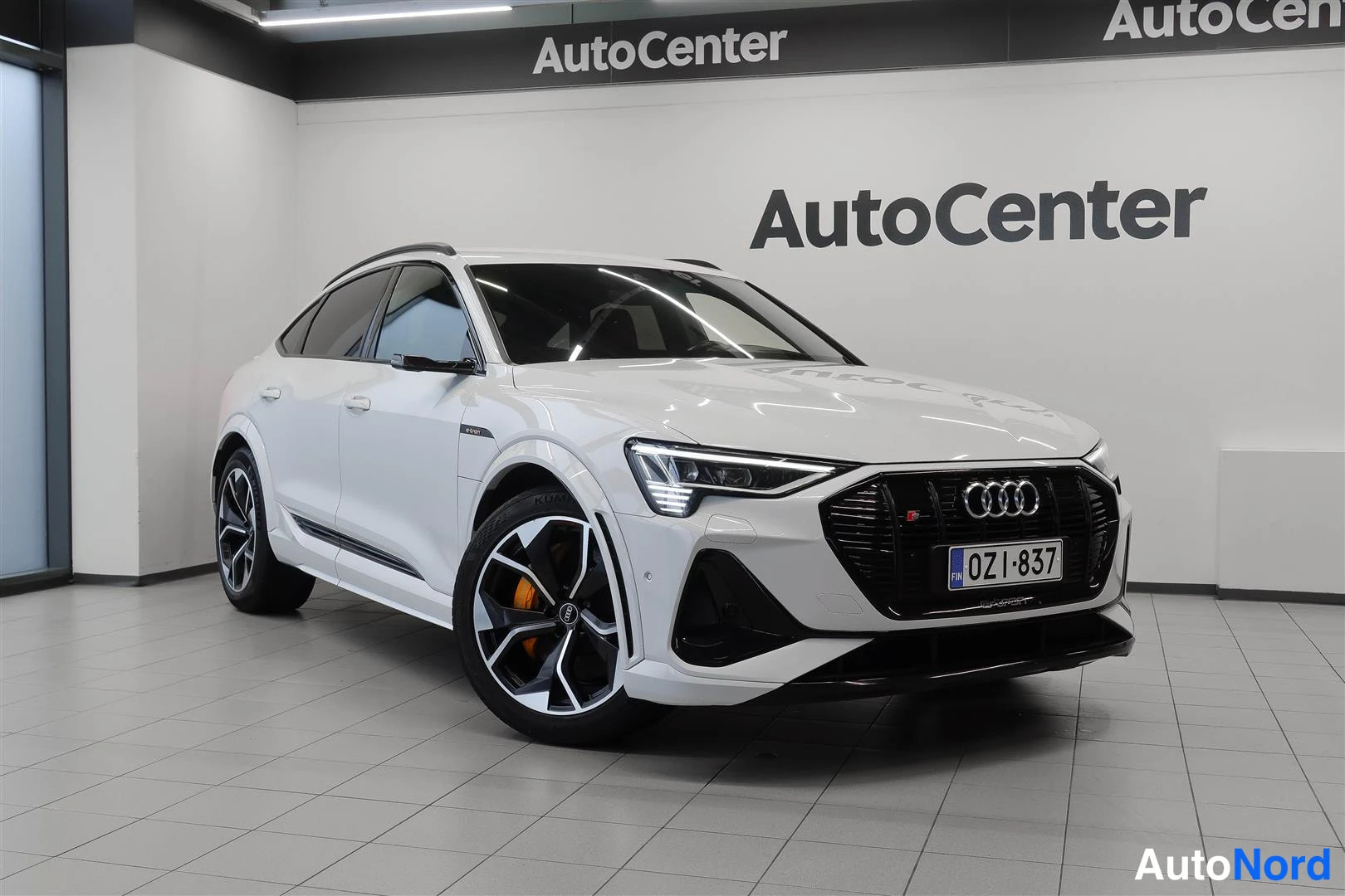 White Audi e-tron 2021, front three-quarter, nose to the right, photo 2