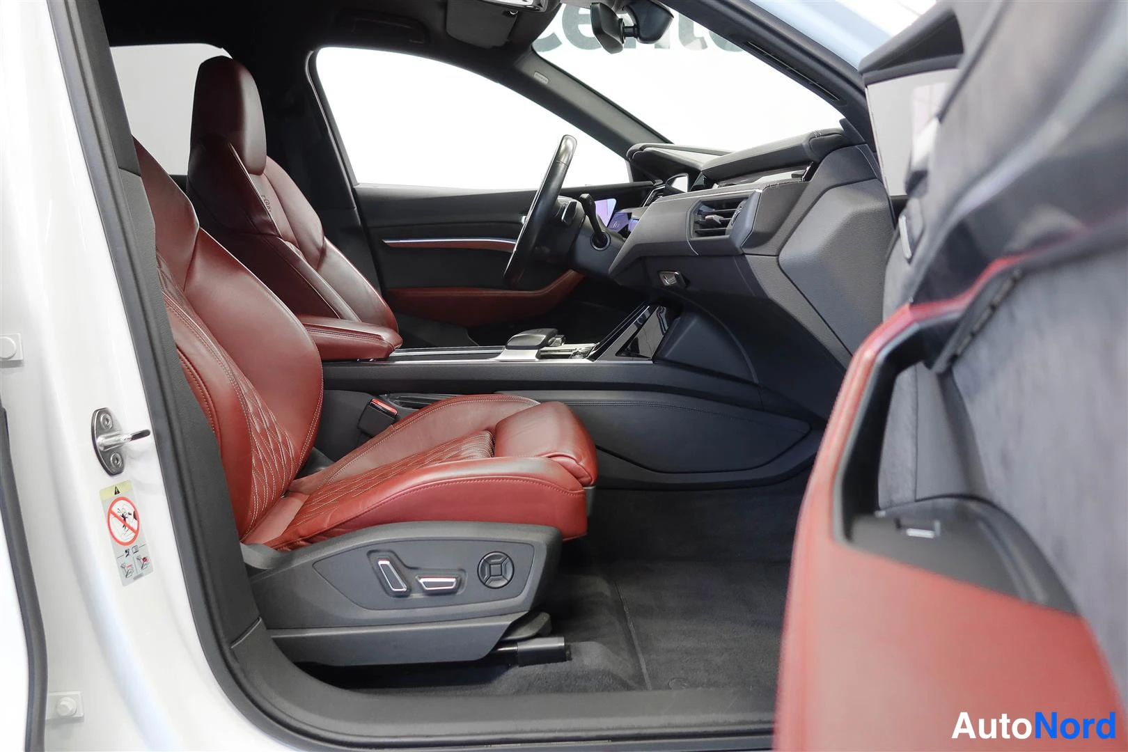 White Audi e-tron 2021, photo 13