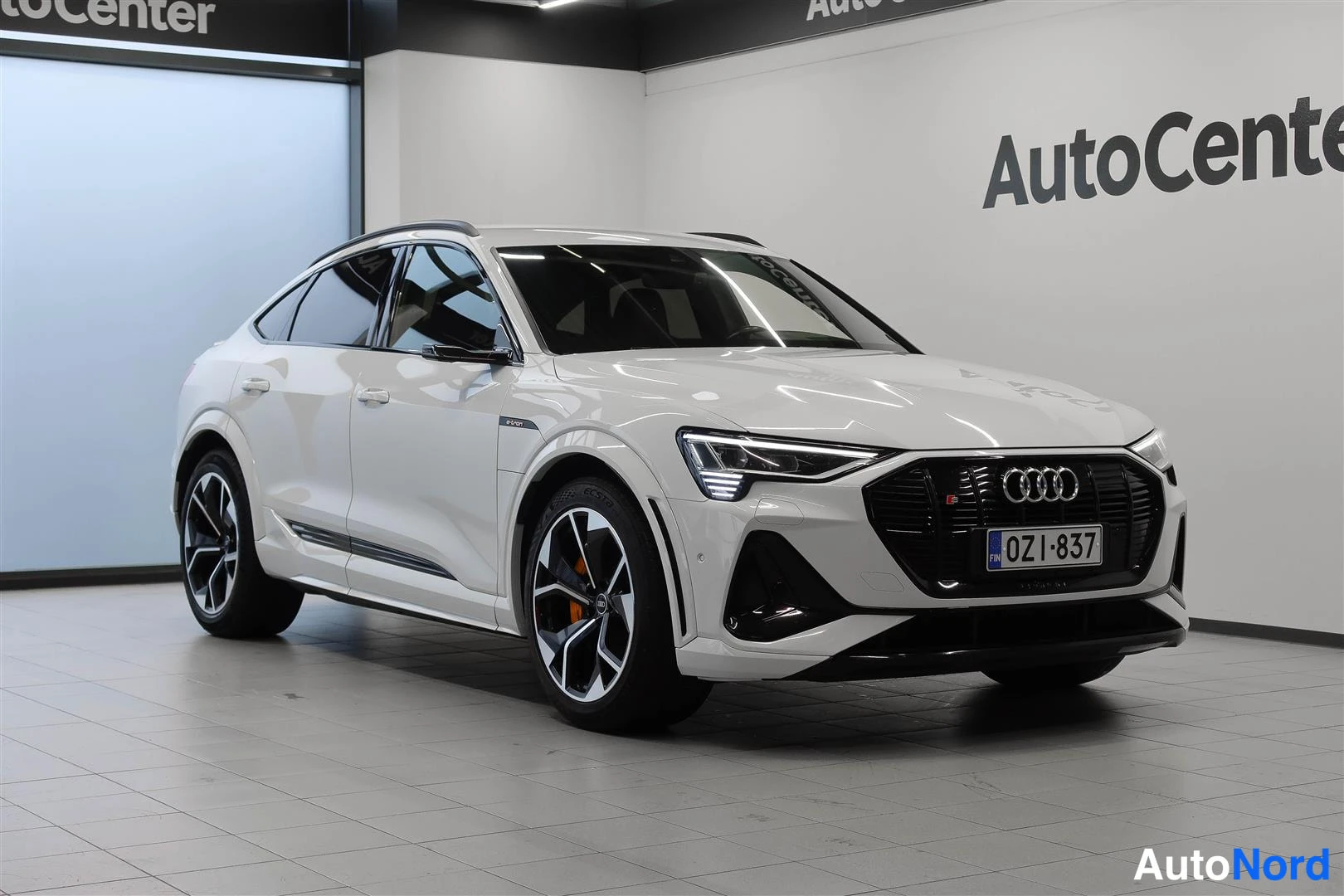 White Audi e-tron 2021, front three-quarter, nose to the right, photo 3