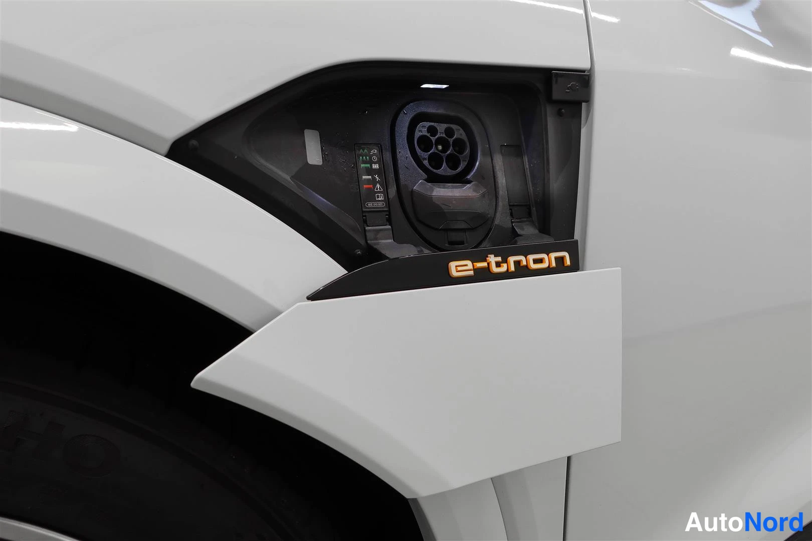 White Audi e-tron 2021, photo 32