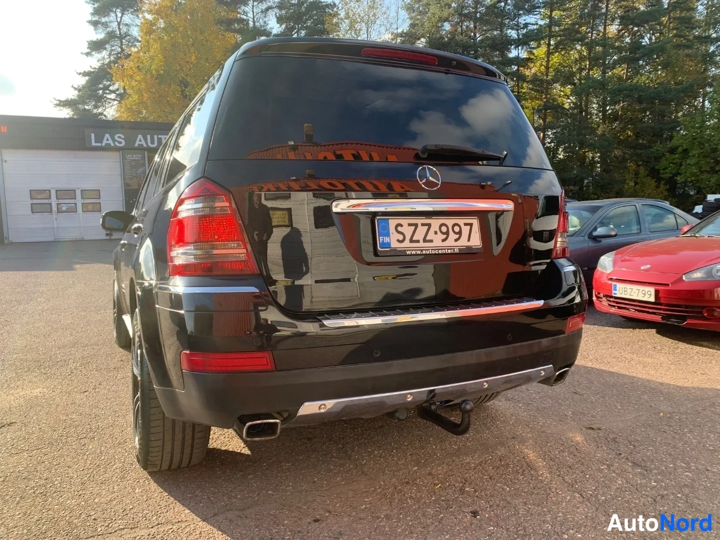 Takaa: Mustan Mercedes-Benz -maasturin takanäkymä suoraan, rekisterikilpi ja takahana asennettuna.