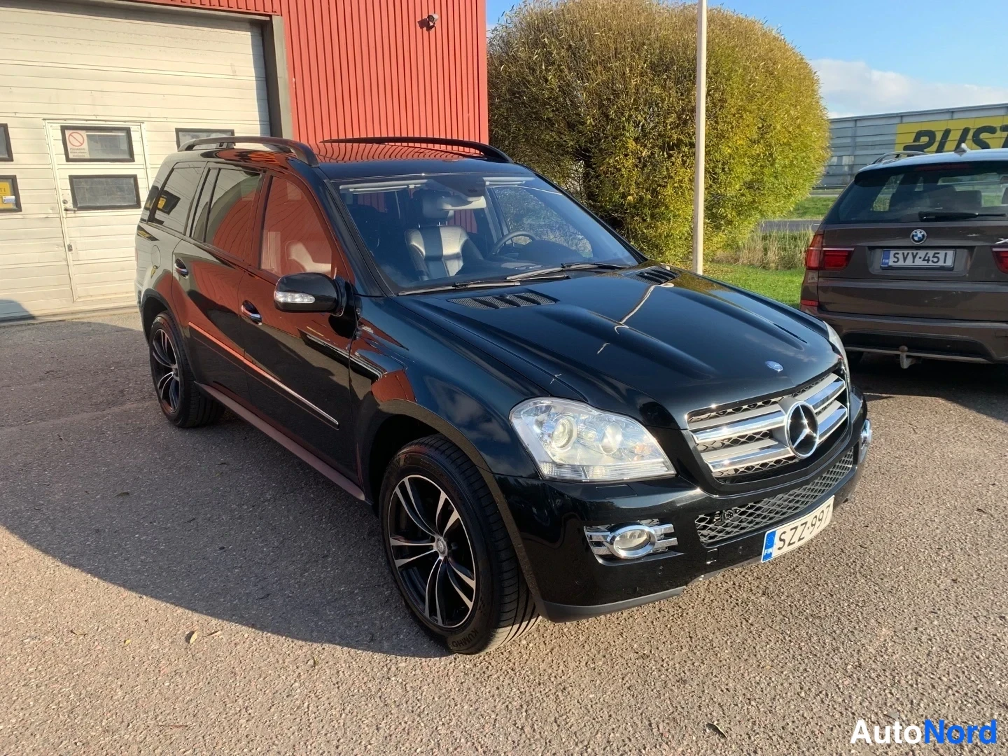 Etuviisto, nokka oikealle: Mustan Mercedes-Benz G -maasturin keula oikealta, rekisteritunnus ja kattotangot