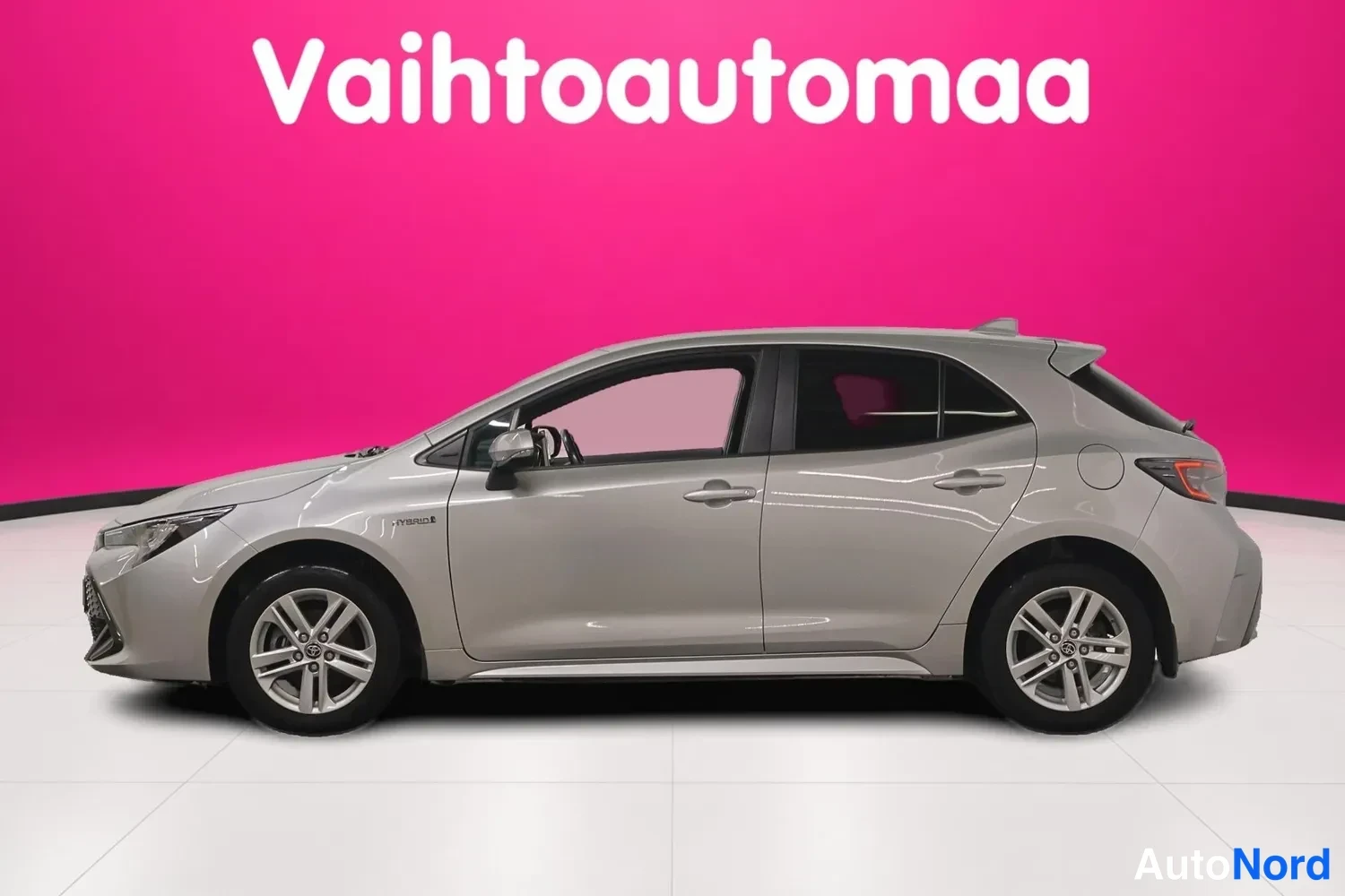 Sivulta: Toyota Corolla sivukulmassa vasemmalta, hopeanharmaa korinpinta